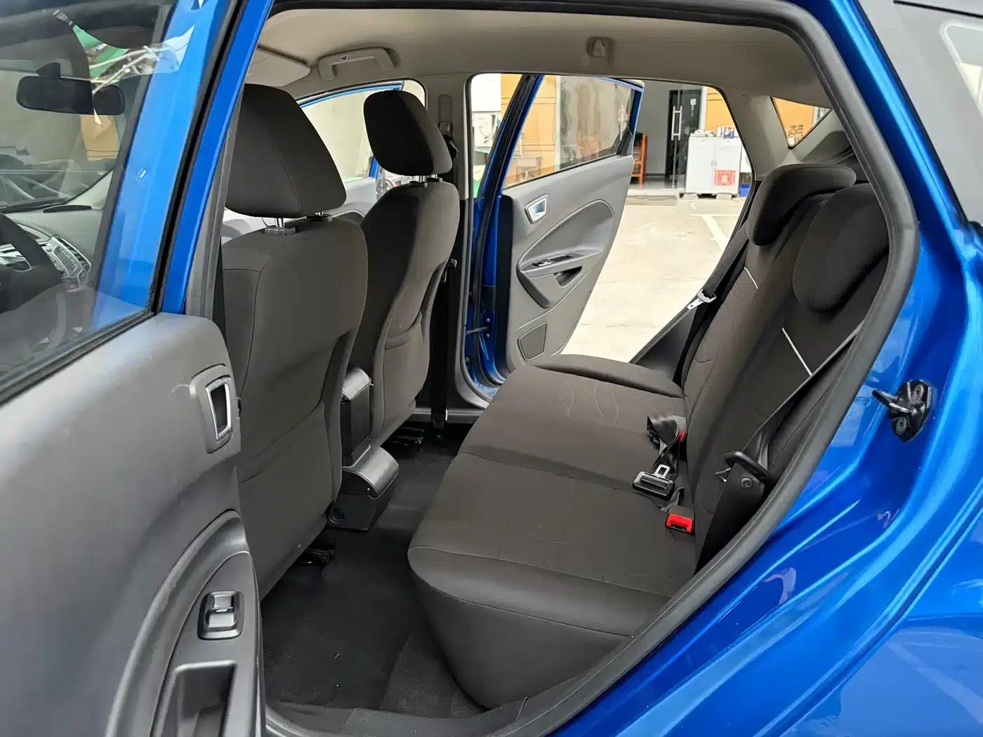 2013 Ford Fiesta Hatchback 1.5L Automatic Fashion Edition — миниатюра 12