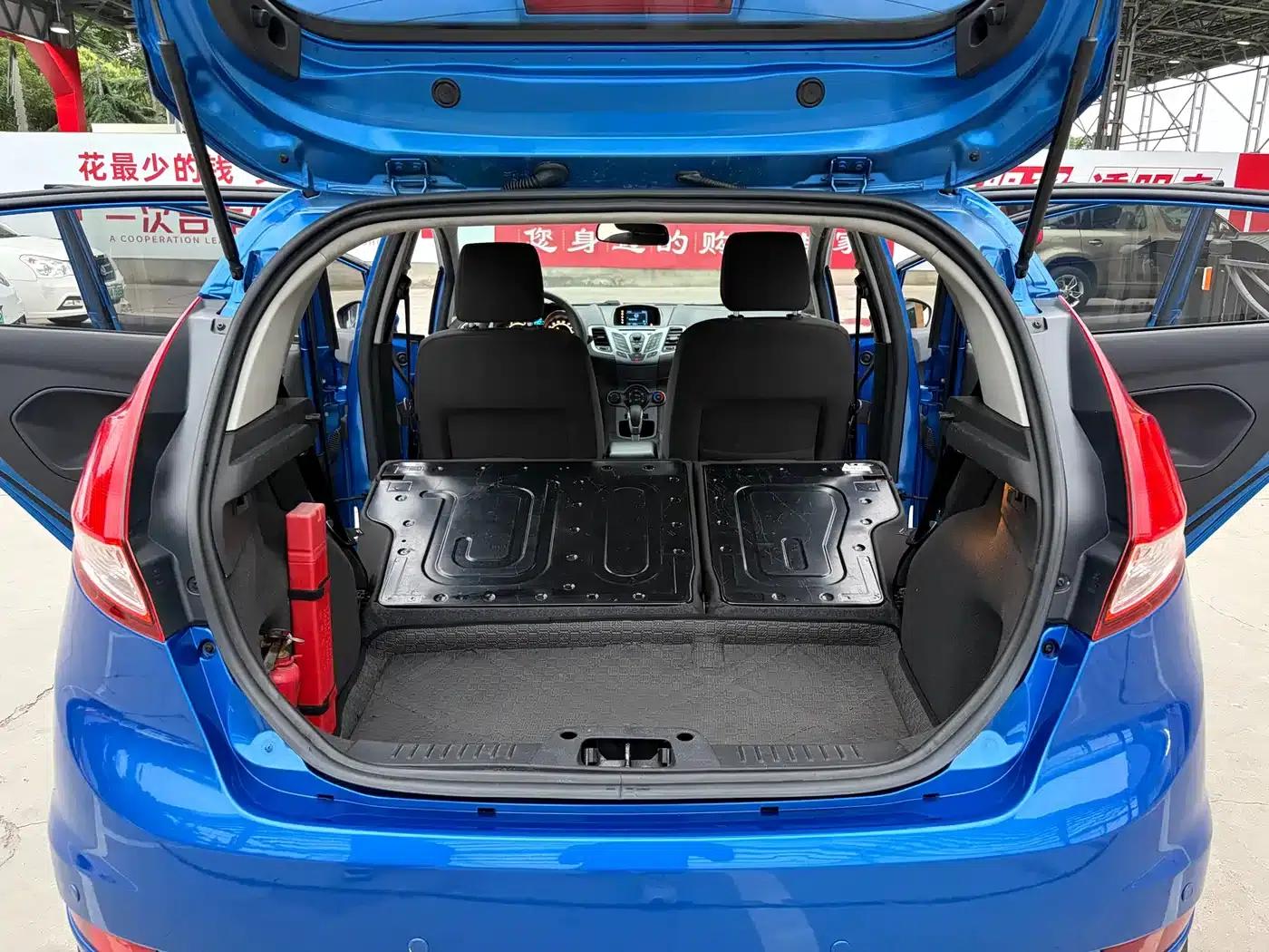 2013 Ford Fiesta Hatchback 1.5L Automatic Fashion Edition — миниатюра 14