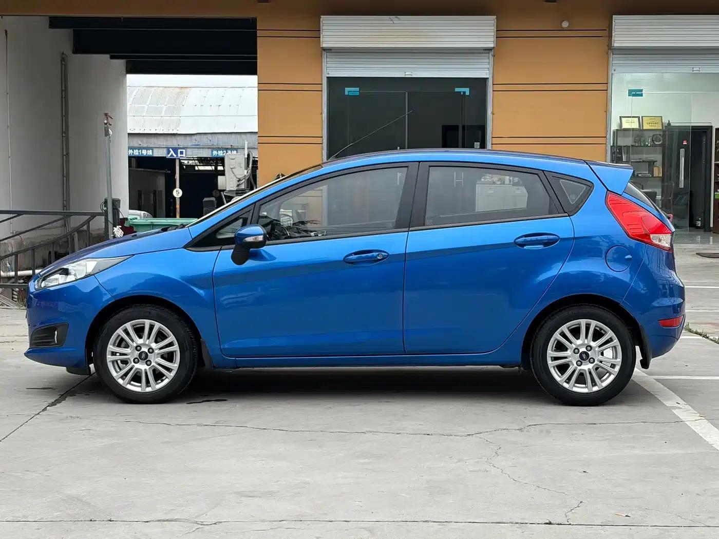 2013 Ford Fiesta Hatchback 1.5L Automatic Fashion Edition — миниатюра 16