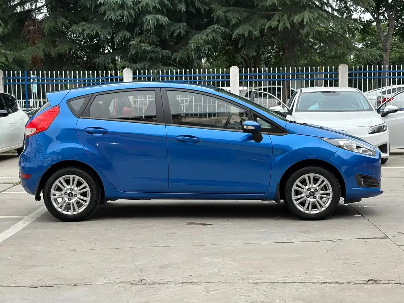 2013 Ford Fiesta Hatchback 1.5L Automatic Fashion Edition — миниатюра 17