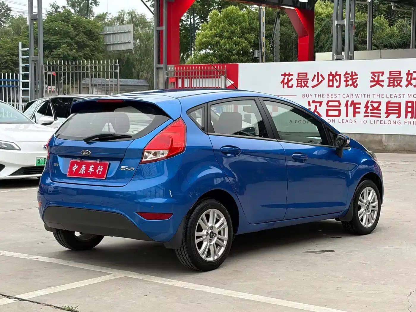 2013 Ford Fiesta Hatchback 1.5L Automatic Fashion Edition — миниатюра 18