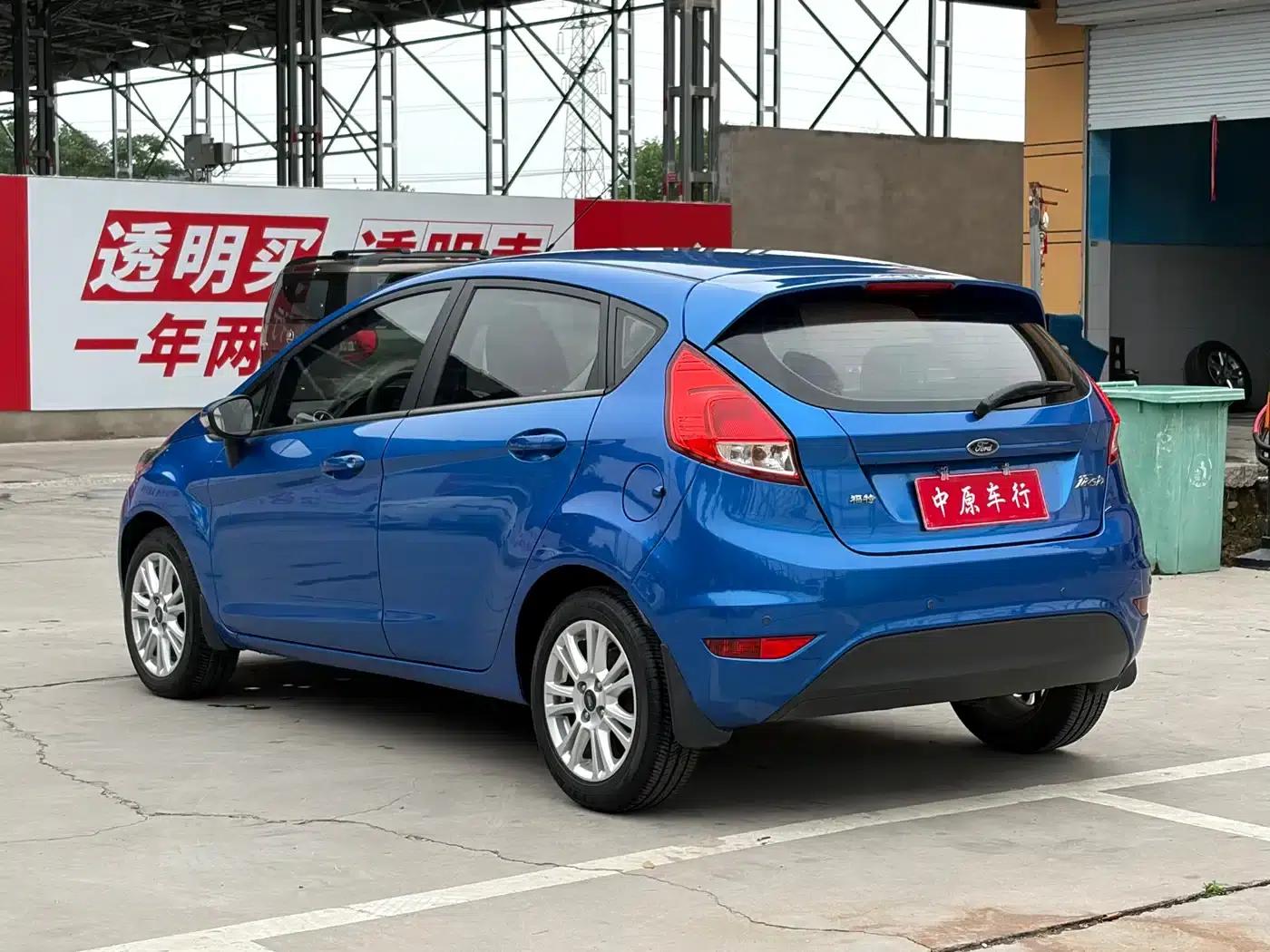 2013 Ford Fiesta Hatchback 1.5L Automatic Fashion Edition — миниатюра 19