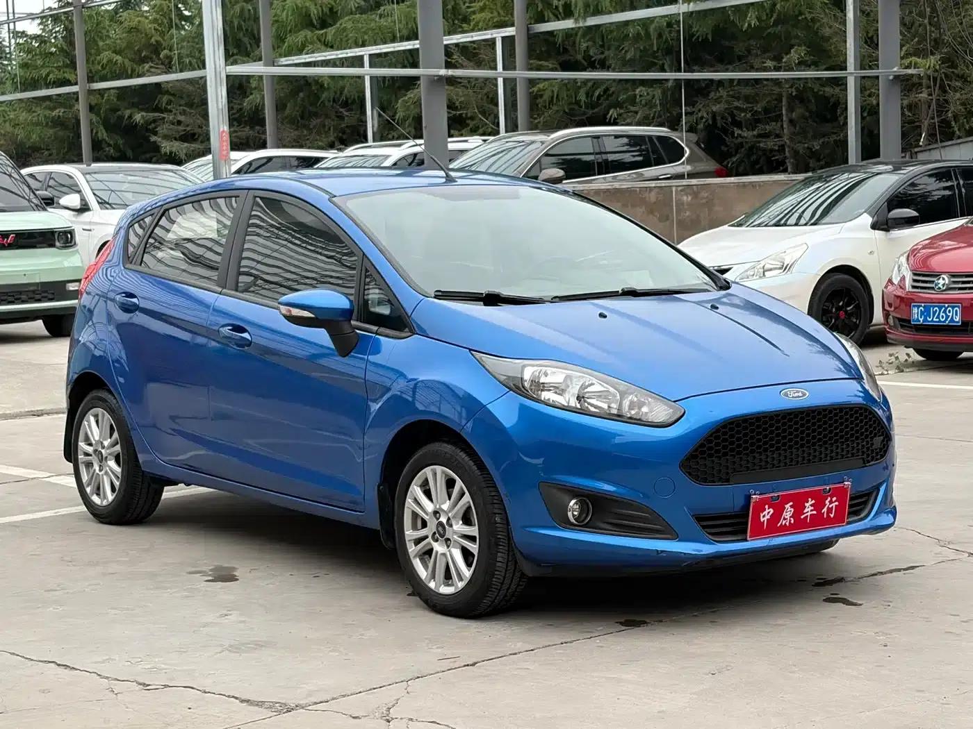 2013 Ford Fiesta Hatchback 1.5L Automatic Fashion Edition — миниатюра 3