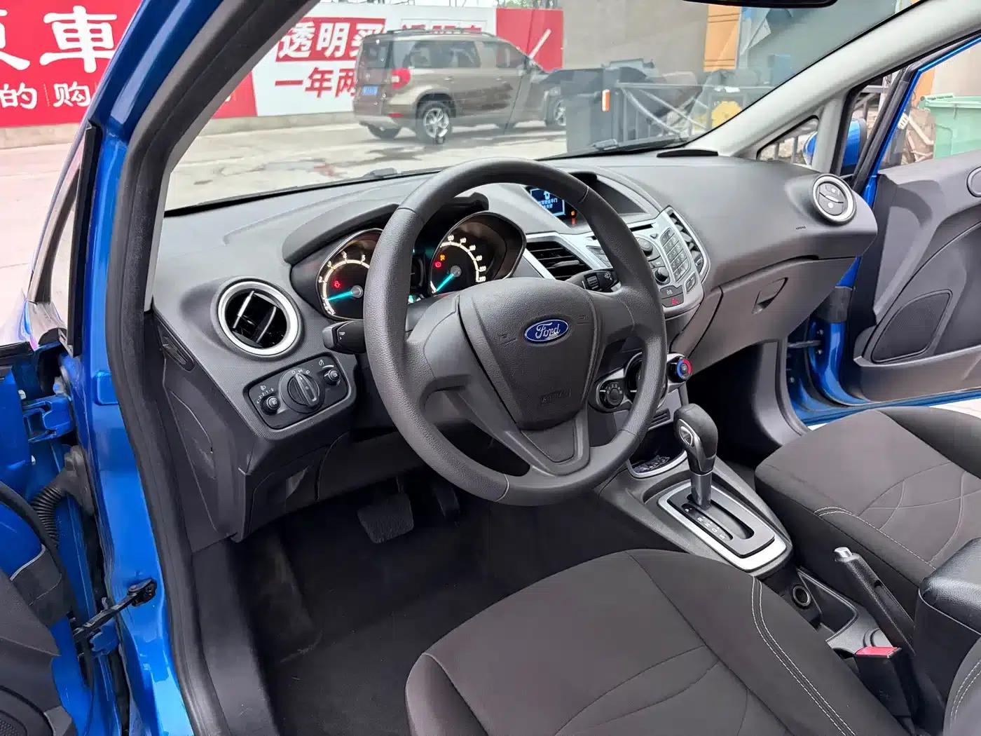 2013 Ford Fiesta Hatchback 1.5L Automatic Fashion Edition — миниатюра 4