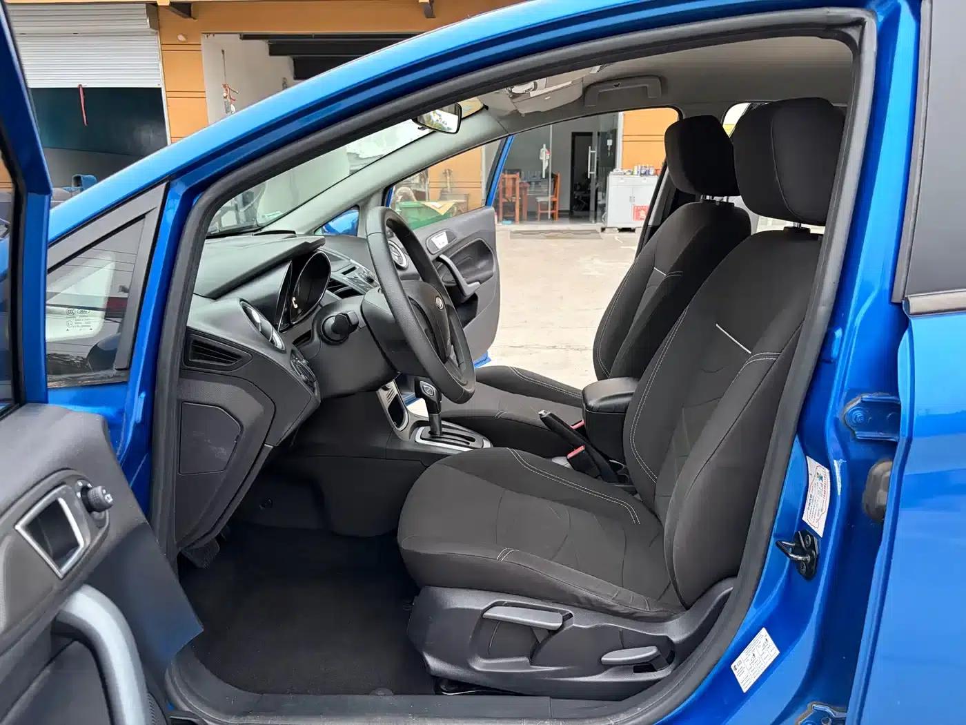 2013 Ford Fiesta Hatchback 1.5L Automatic Fashion Edition — миниатюра 5