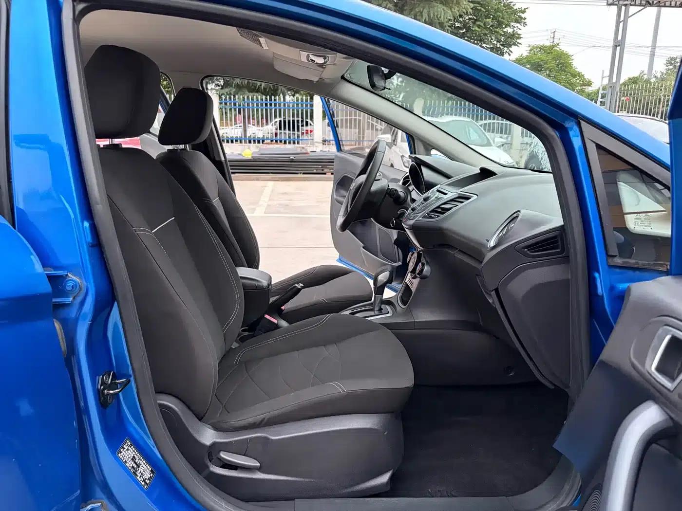 2013 Ford Fiesta Hatchback 1.5L Automatic Fashion Edition — миниатюра 6