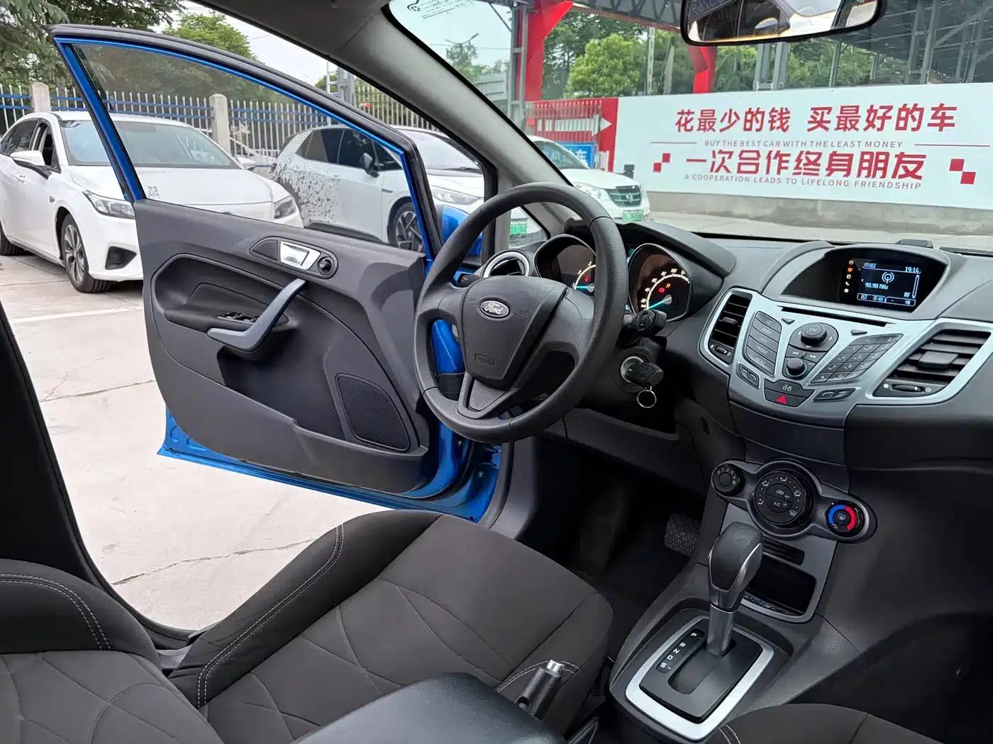 2013 Ford Fiesta Hatchback 1.5L Automatic Fashion Edition — миниатюра 10