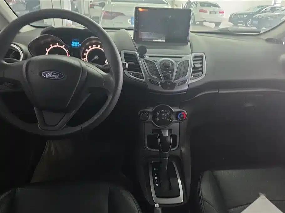 2013 Ford Fiesta Hatchback 1.5L Automatic Fashion Edition — миниатюра 12