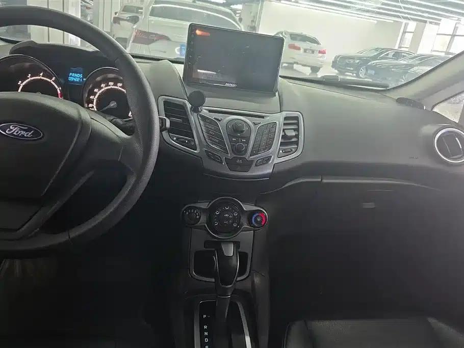 2013 Ford Fiesta Hatchback 1.5L Automatic Fashion Edition — миниатюра 13