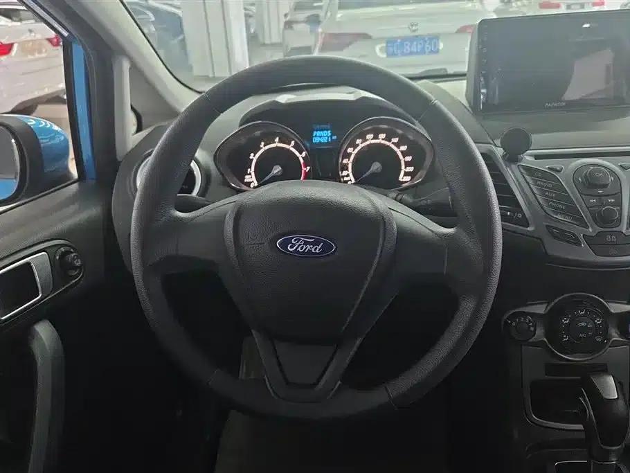 2013 Ford Fiesta Hatchback 1.5L Automatic Fashion Edition — миниатюра 15