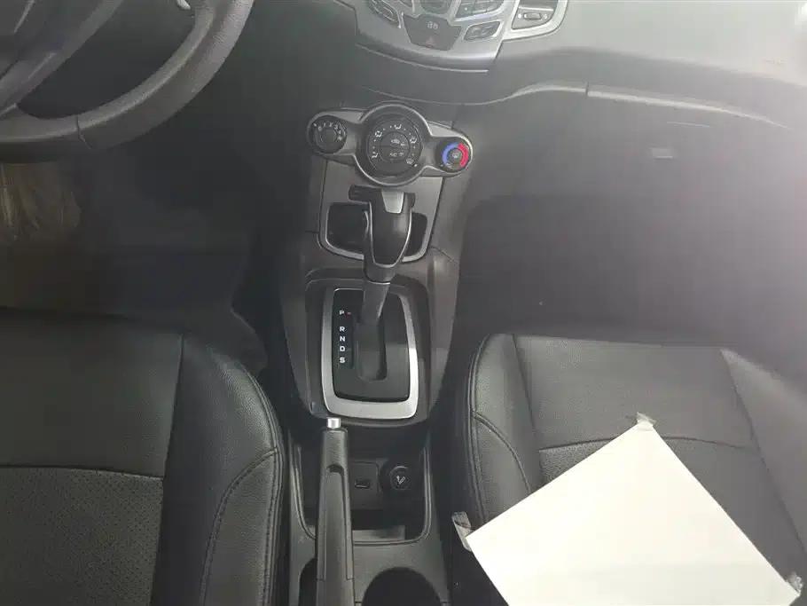 2013 Ford Fiesta Hatchback 1.5L Automatic Fashion Edition — миниатюра 16
