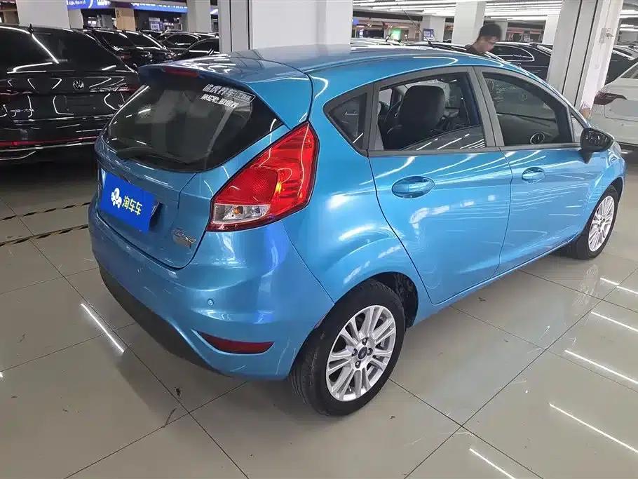 2013 Ford Fiesta Hatchback 1.5L Automatic Fashion Edition — миниатюра 3