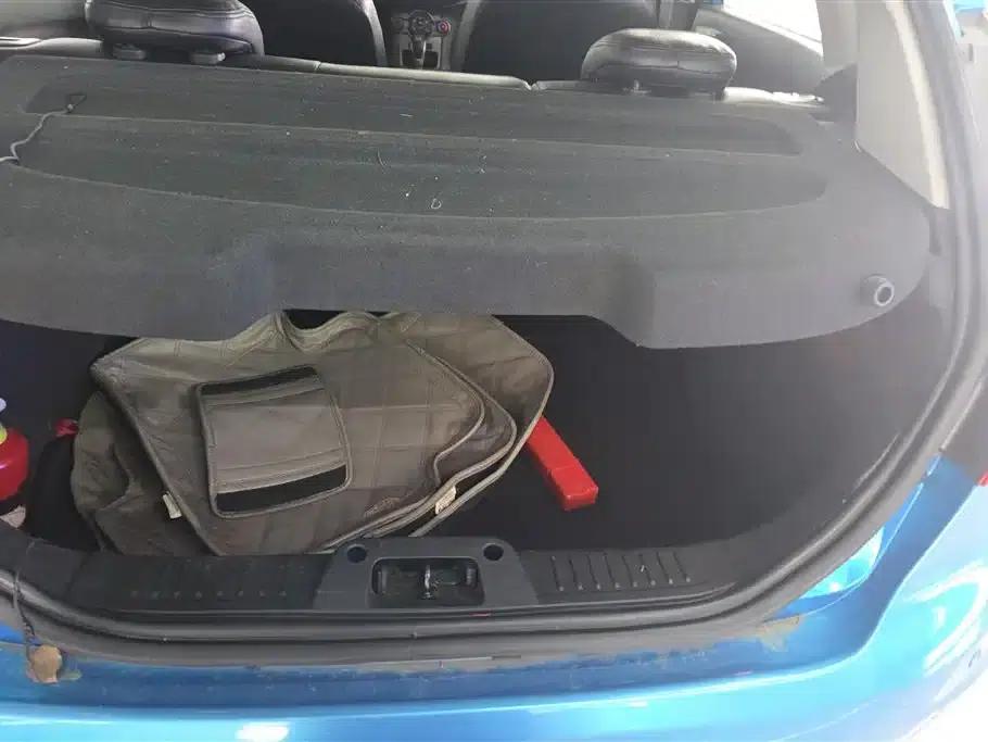 2013 Ford Fiesta Hatchback 1.5L Automatic Fashion Edition — миниатюра 4