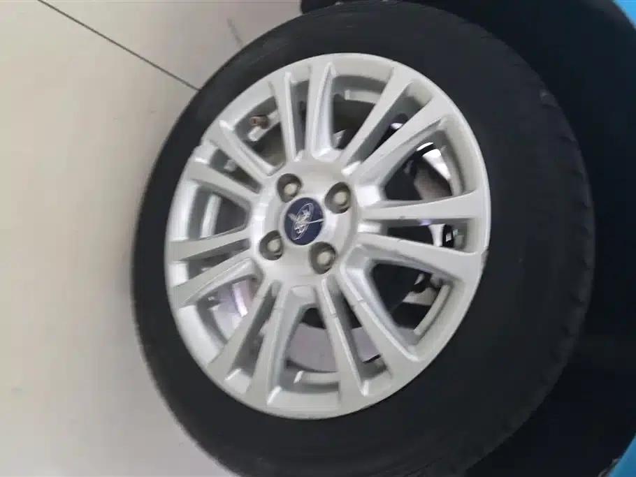 2013 Ford Fiesta Hatchback 1.5L Automatic Fashion Edition — миниатюра 6