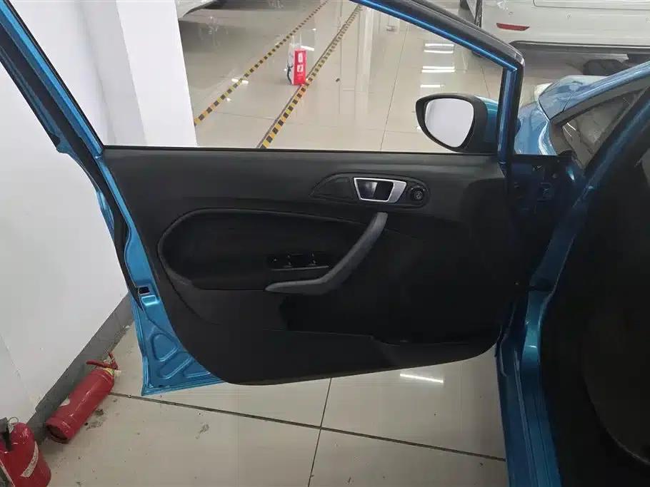2013 Ford Fiesta Hatchback 1.5L Automatic Fashion Edition — миниатюра 7