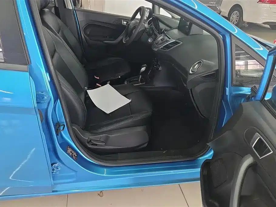 2013 Ford Fiesta Hatchback 1.5L Automatic Fashion Edition — миниатюра 8
