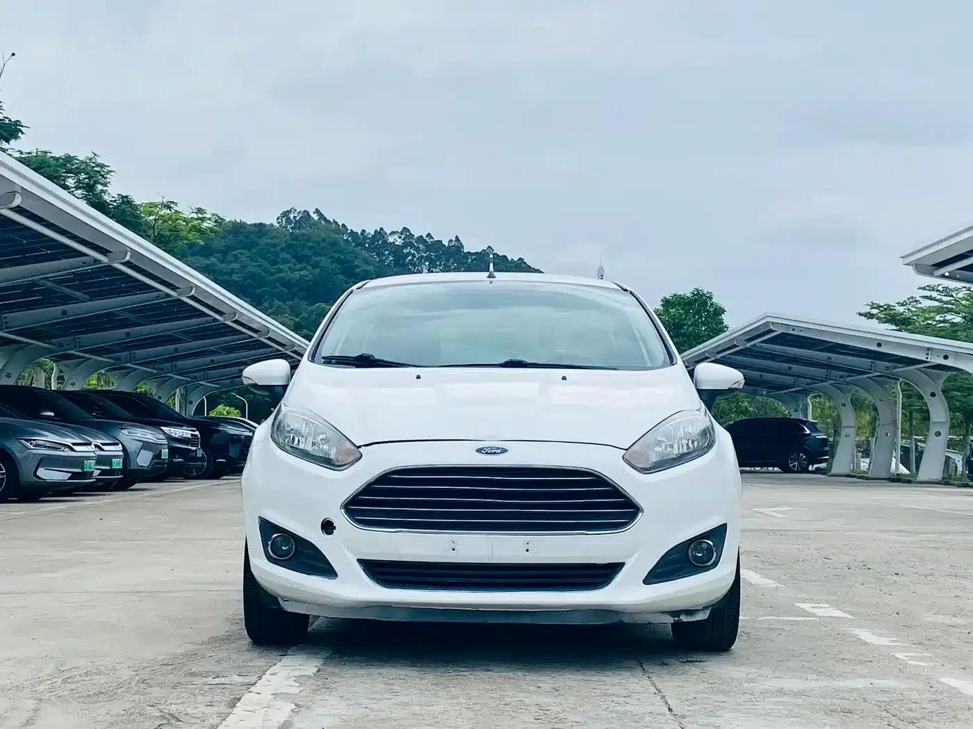 2013 Ford Fiesta Hatchback 1.5L Automatic Fashion Edition — миниатюра 2