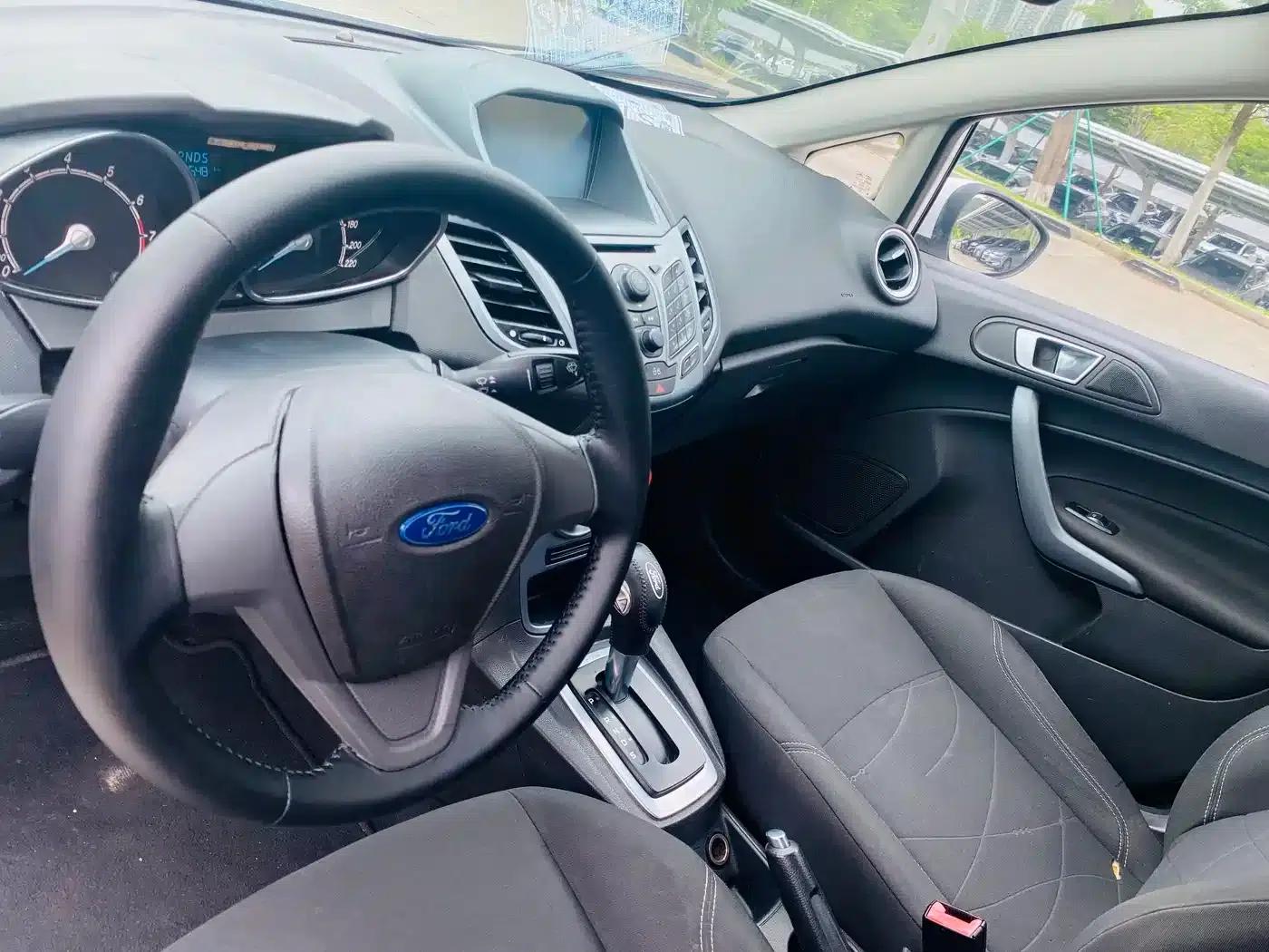 2013 Ford Fiesta Hatchback 1.5L Automatic Fashion Edition — миниатюра 11