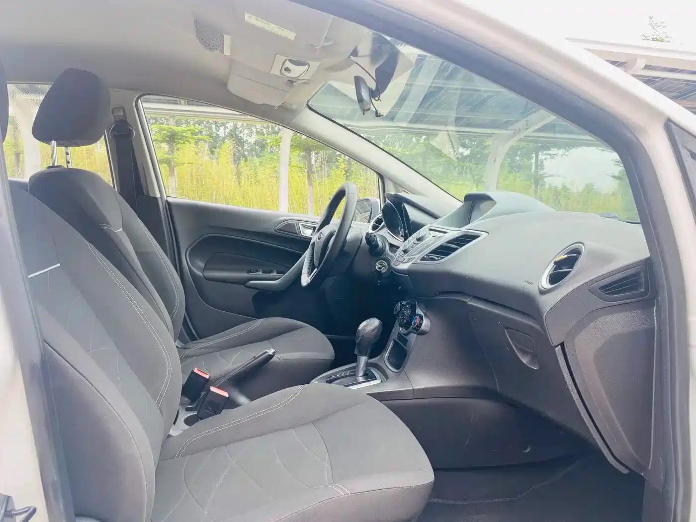 2013 Ford Fiesta Hatchback 1.5L Automatic Fashion Edition — миниатюра 13