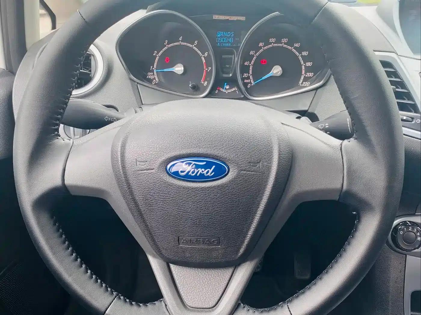 2013 Ford Fiesta Hatchback 1.5L Automatic Fashion Edition — миниатюра 15