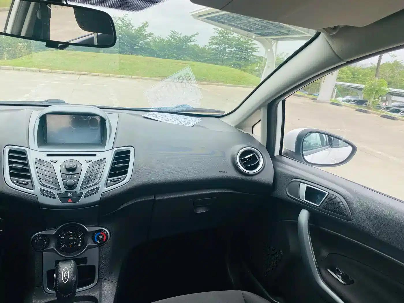 2013 Ford Fiesta Hatchback 1.5L Automatic Fashion Edition — миниатюра 16