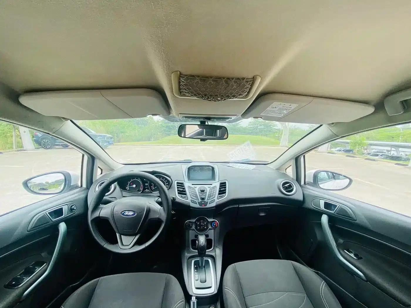 2013 Ford Fiesta Hatchback 1.5L Automatic Fashion Edition — миниатюра 18