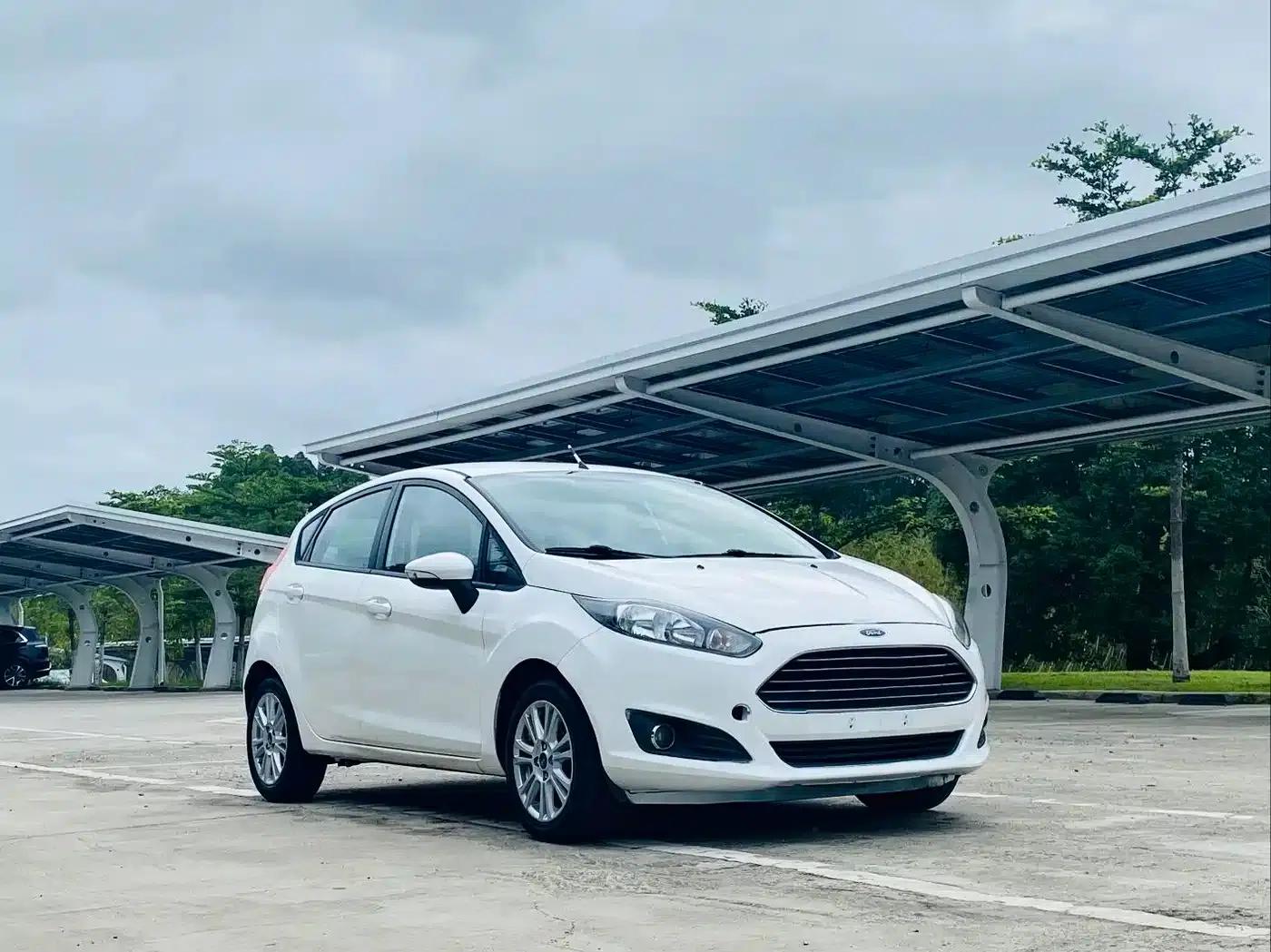 2013 Ford Fiesta Hatchback 1.5L Automatic Fashion Edition — миниатюра 3