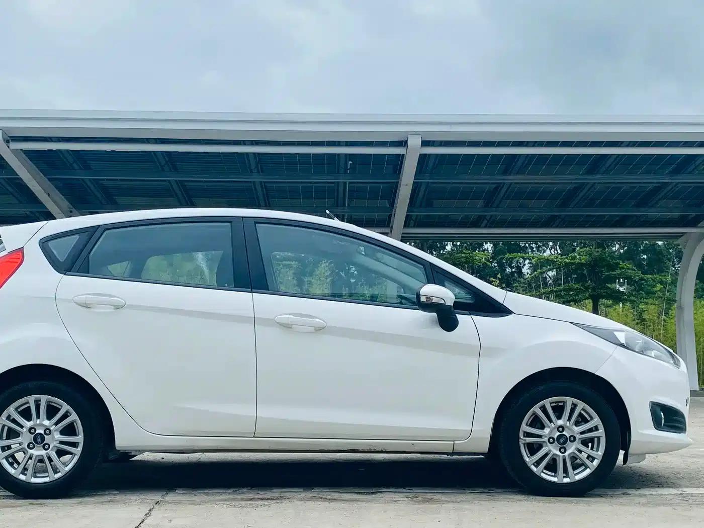 2013 Ford Fiesta Hatchback 1.5L Automatic Fashion Edition — миниатюра 4