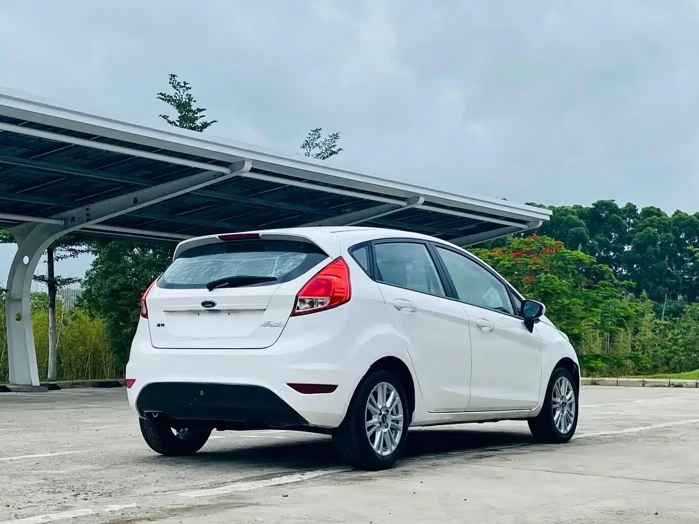 2013 Ford Fiesta Hatchback 1.5L Automatic Fashion Edition — миниатюра 5