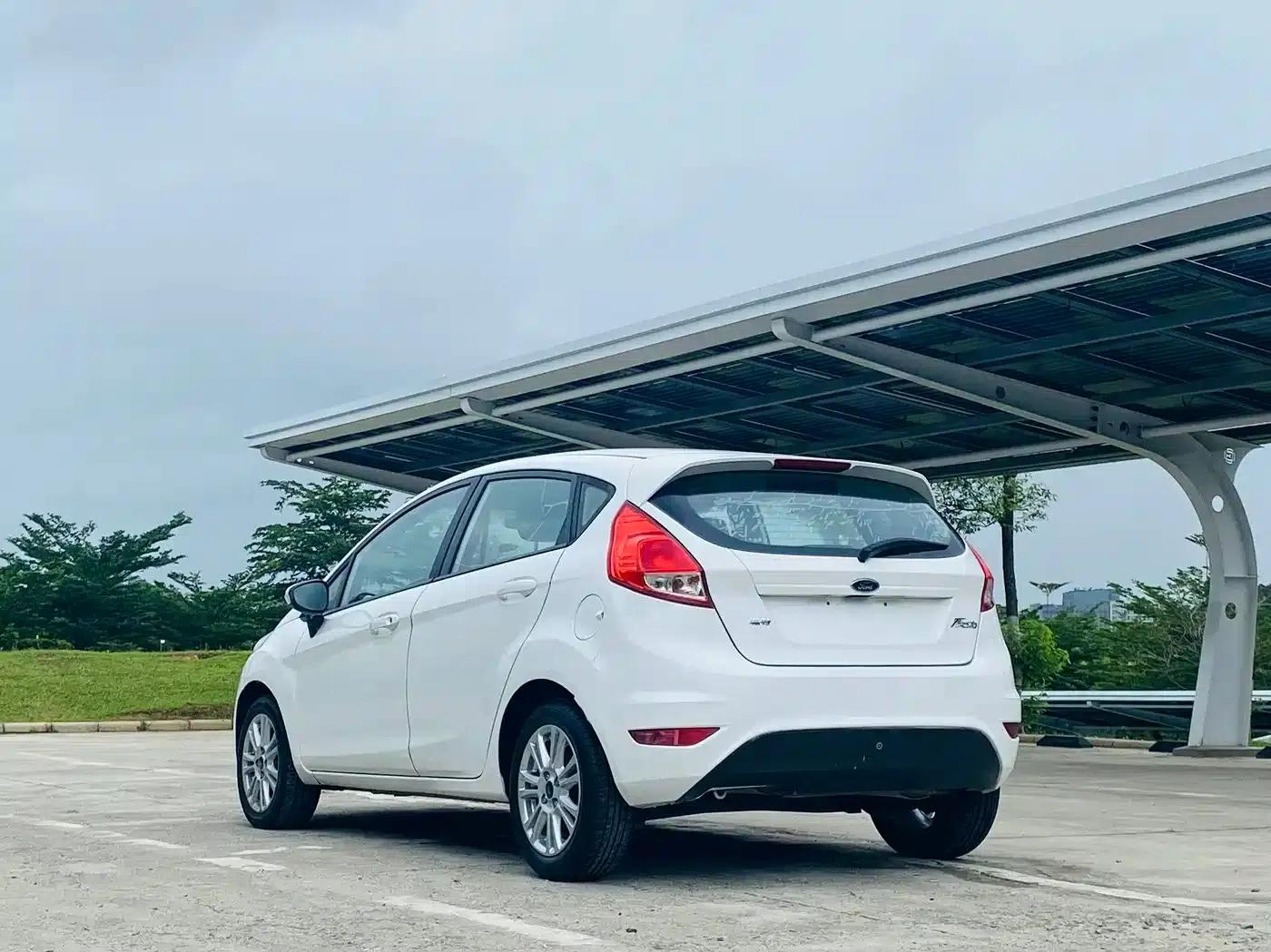 2013 Ford Fiesta Hatchback 1.5L Automatic Fashion Edition — миниатюра 7