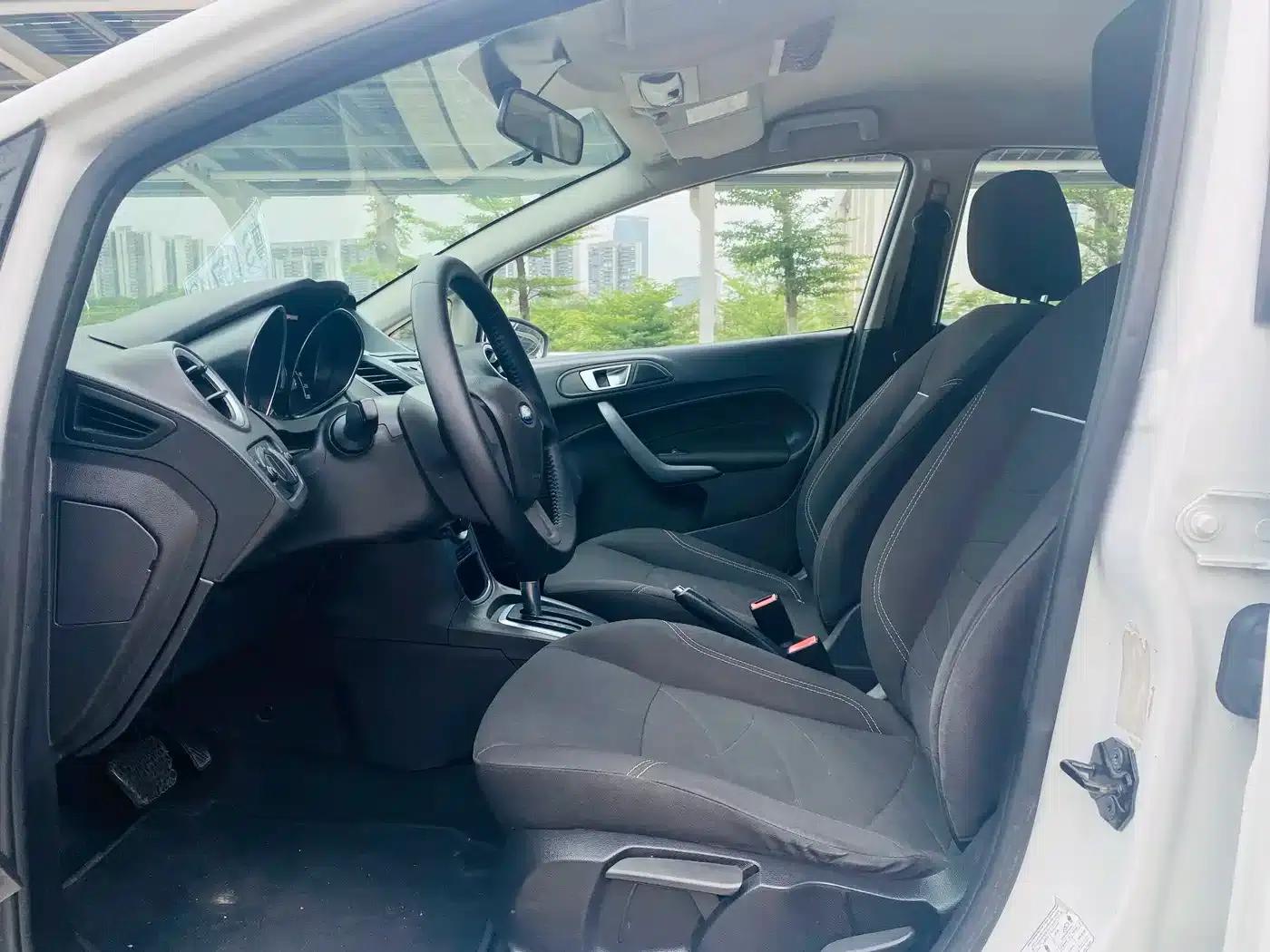 2013 Ford Fiesta Hatchback 1.5L Automatic Fashion Edition — миниатюра 10