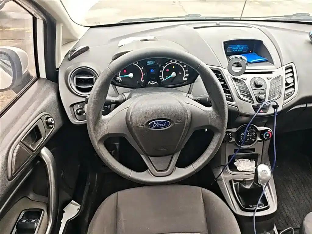 2013 Ford Fiesta Hatchback 1.5L Manual Fashion Edition — миниатюра 11