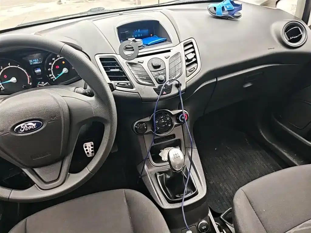 2013 Ford Fiesta Hatchback 1.5L Manual Fashion Edition — миниатюра 13