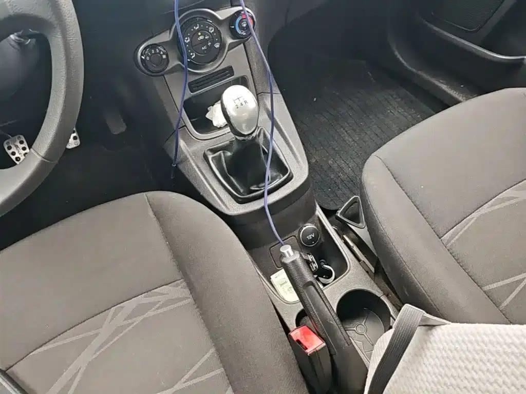 2013 Ford Fiesta Hatchback 1.5L Manual Fashion Edition — миниатюра 14