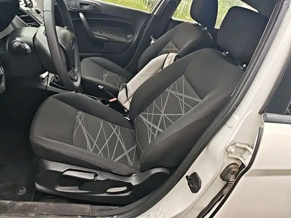 2013 Ford Fiesta Hatchback 1.5L Manual Fashion Edition — миниатюра 15