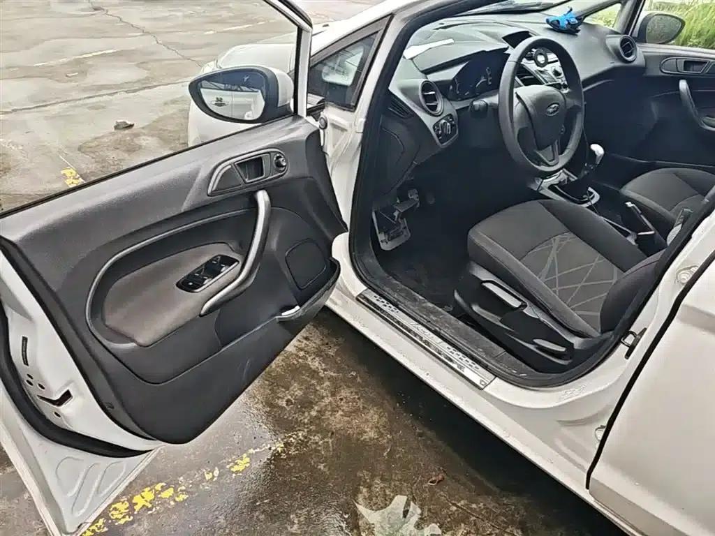 2013 Ford Fiesta Hatchback 1.5L Manual Fashion Edition — миниатюра 16