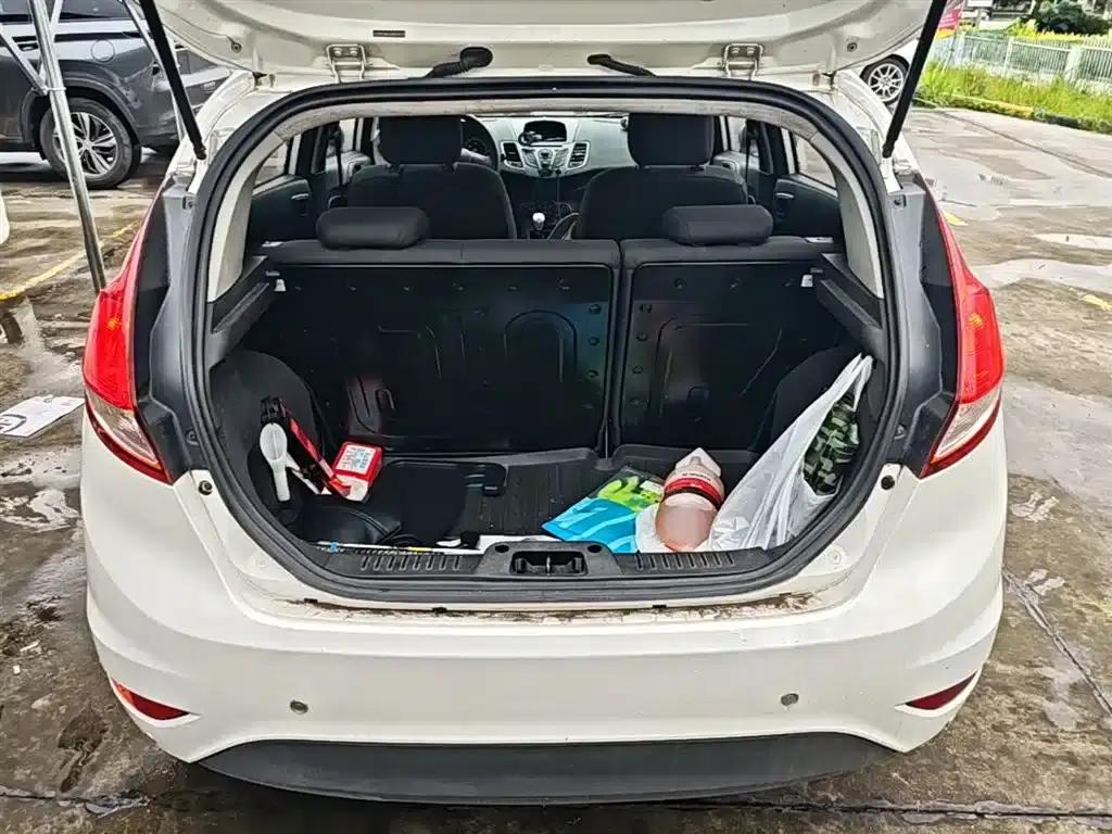 2013 Ford Fiesta Hatchback 1.5L Manual Fashion Edition — миниатюра 19