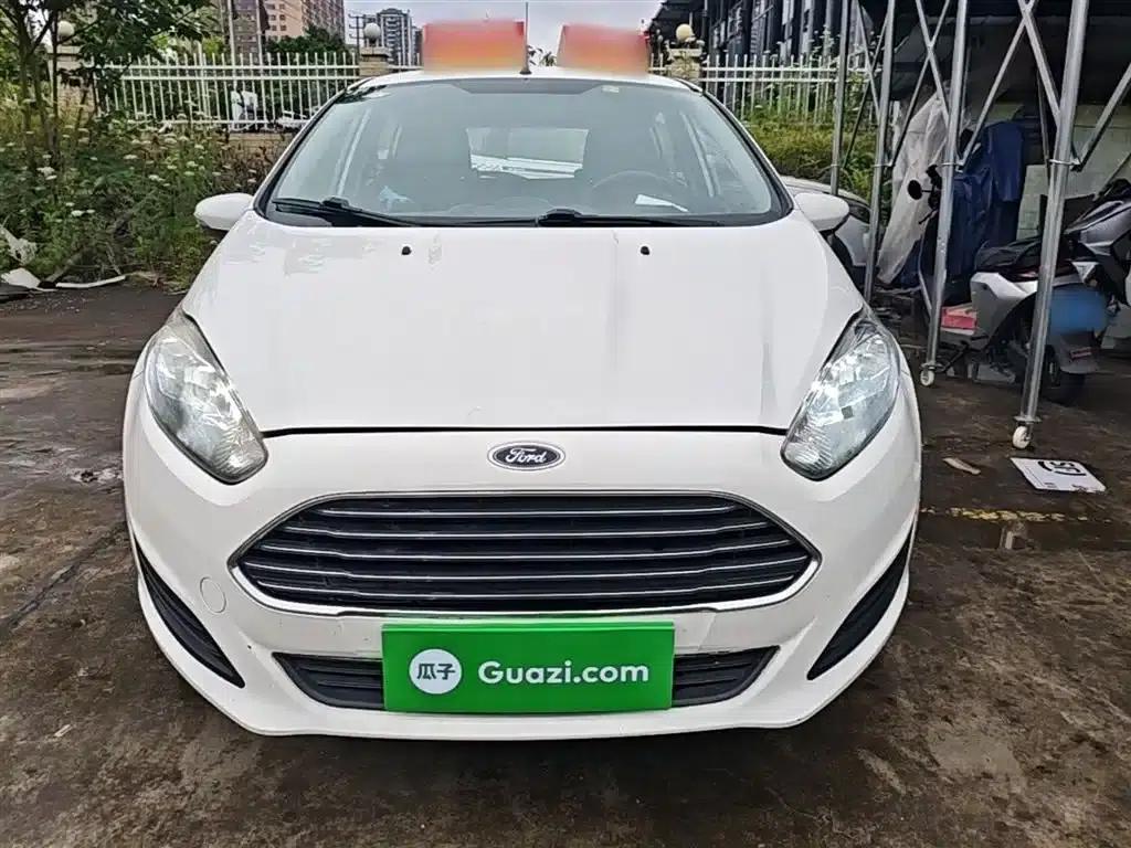 2013 Ford Fiesta Hatchback 1.5L Manual Fashion Edition — миниатюра 3