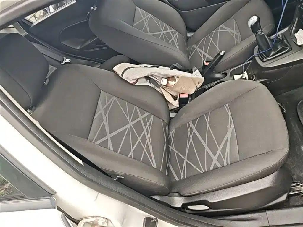 2013 Ford Fiesta Hatchback 1.5L Manual Fashion Edition — миниатюра 25