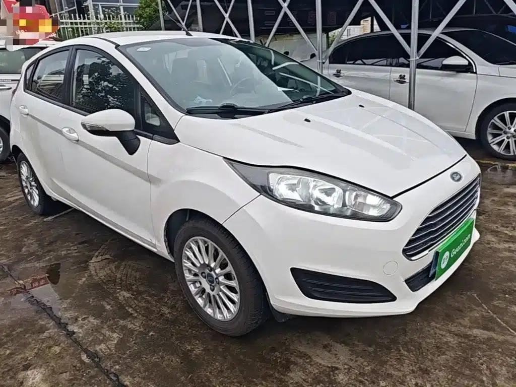 2013 Ford Fiesta Hatchback 1.5L Manual Fashion Edition — миниатюра 4
