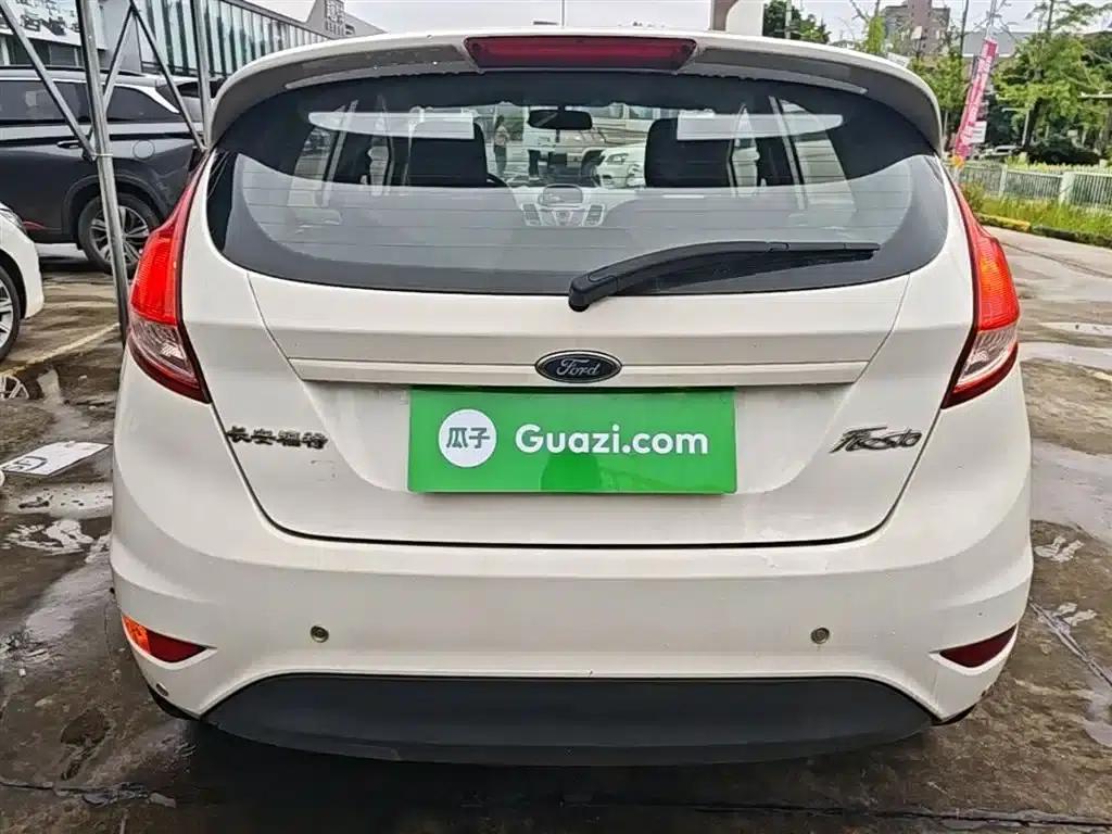 2013 Ford Fiesta Hatchback 1.5L Manual Fashion Edition — миниатюра 6