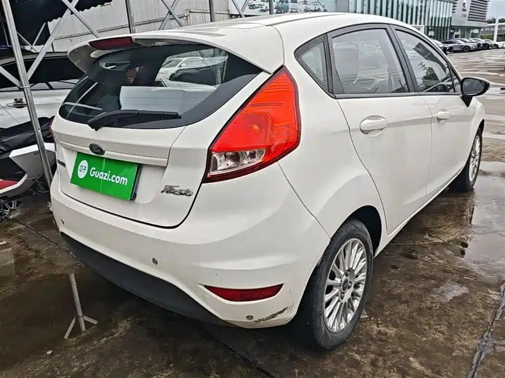 2013 Ford Fiesta Hatchback 1.5L Manual Fashion Edition — миниатюра 7