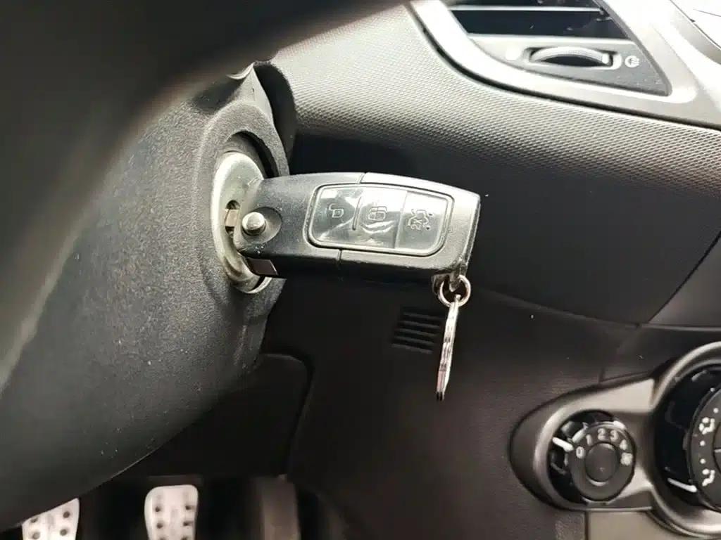 2013 Ford Fiesta Hatchback 1.5L Manual Fashion Edition — миниатюра 9