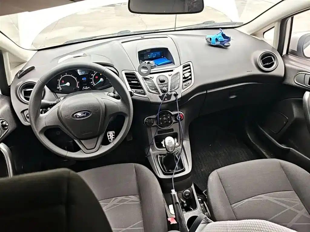 2013 Ford Fiesta Hatchback 1.5L Manual Fashion Edition — миниатюра 10