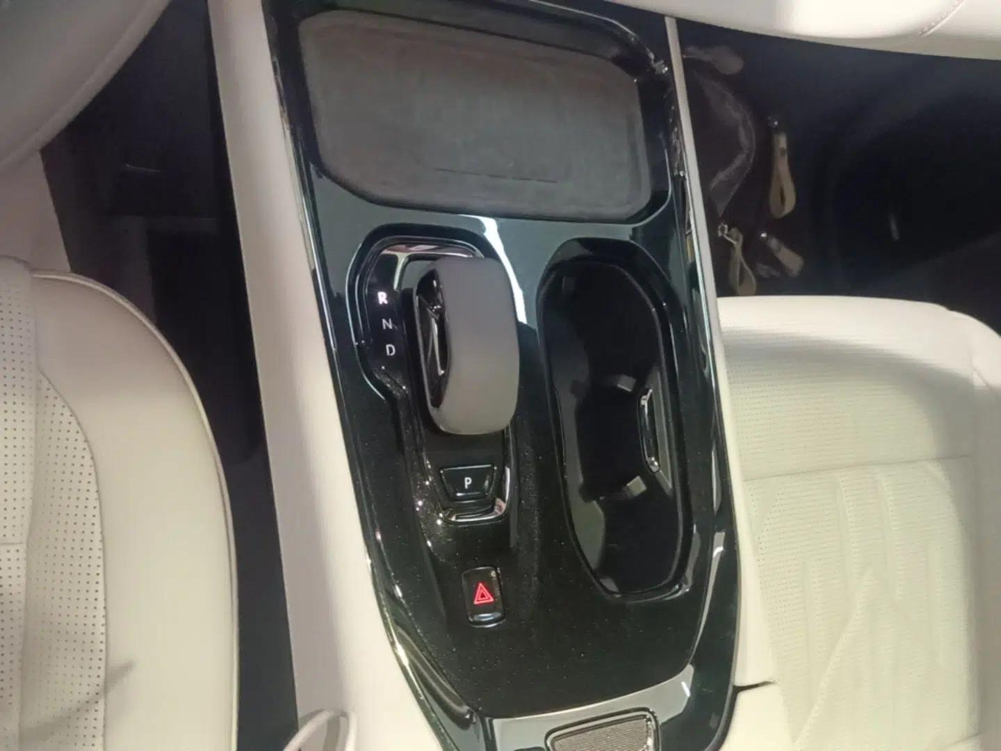 Zeekr 009 2024 Six-Seat Executive Version 4WD 108 kWh — миниатюра 17