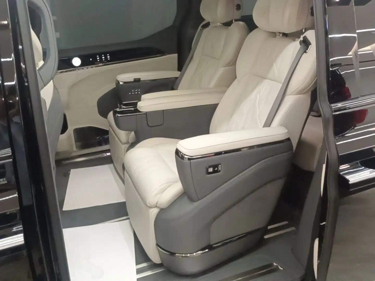 Zeekr 009 2024 Six-Seat Executive Version 4WD 108 kWh — миниатюра 20