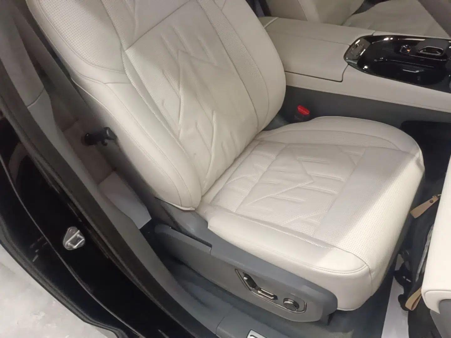 Zeekr 009 2024 Six-Seat Executive Version 4WD 108 kWh — миниатюра 23