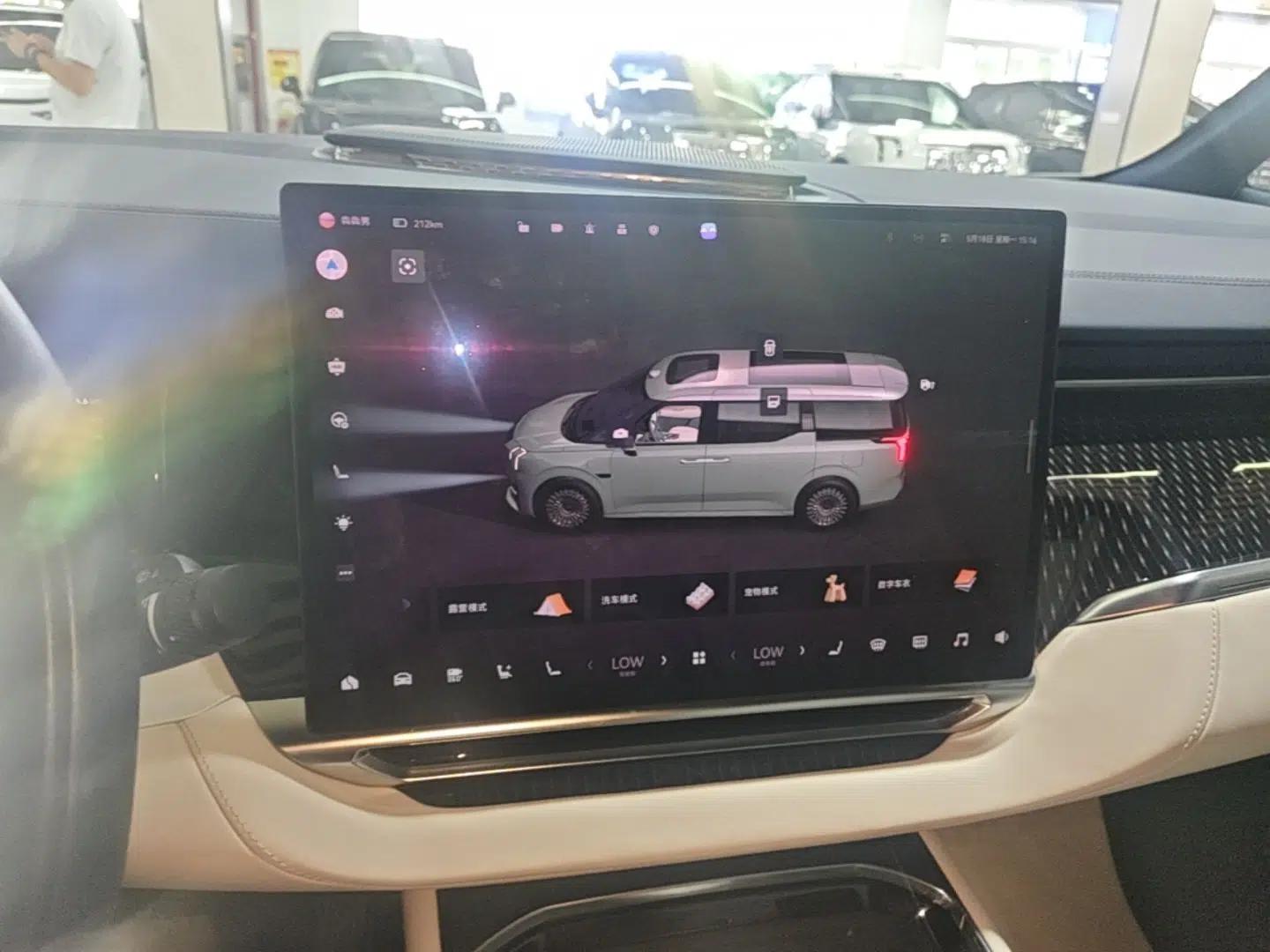 Zeekr 009 2024 Six-Seat Executive Version 4WD 108 kWh — миниатюра 16