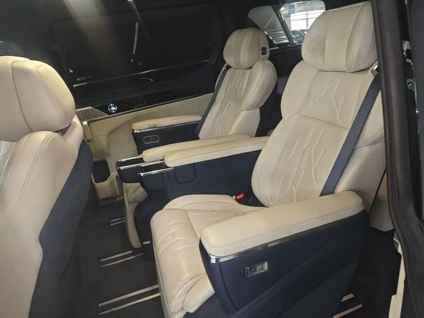 Zeekr 009 2024 Six-Seat Executive Version 4WD 108 kWh — миниатюра 20