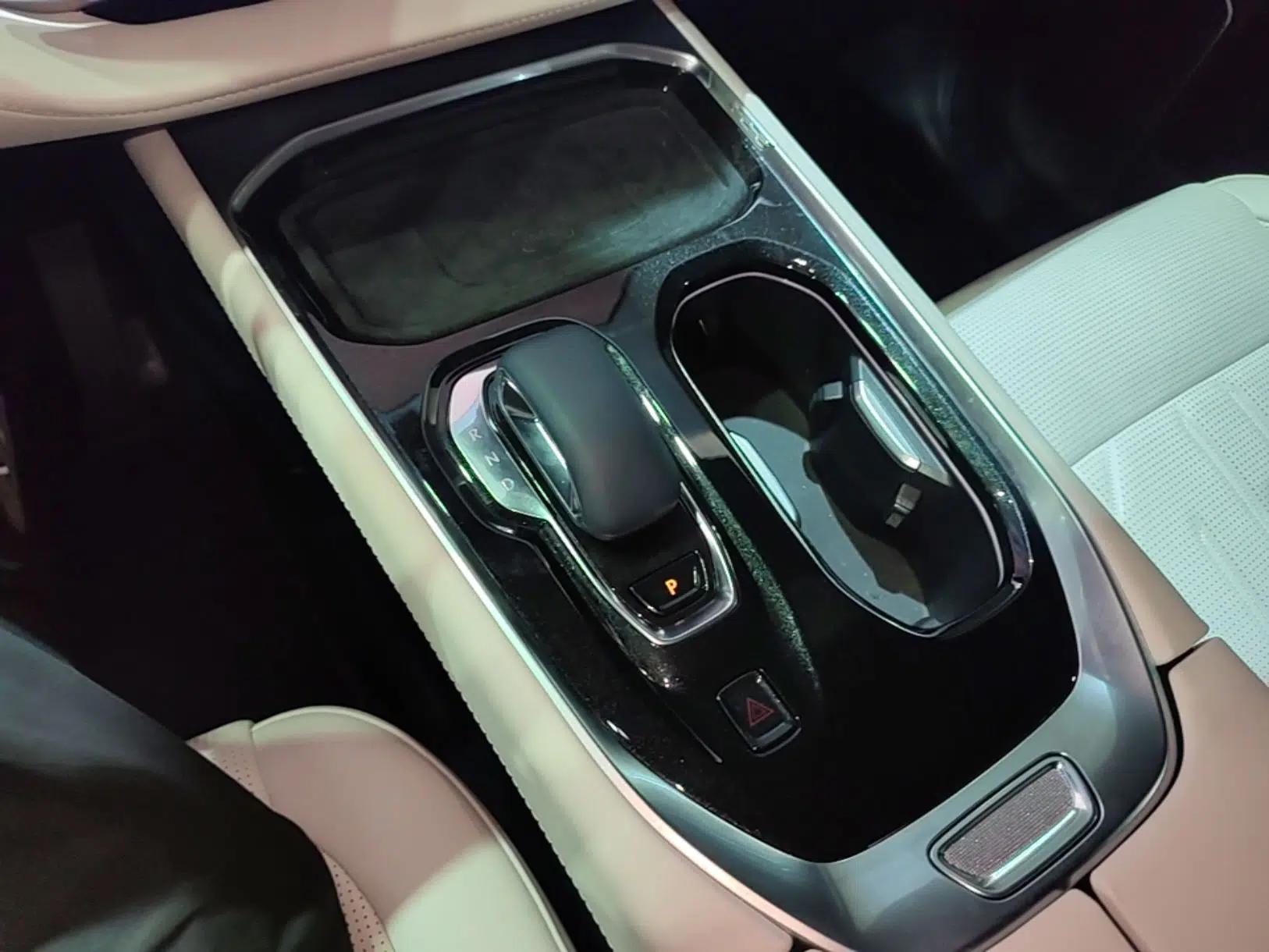 Zeekr 009 2024 Six-Seat Executive Version 4WD 108 kWh — миниатюра 17
